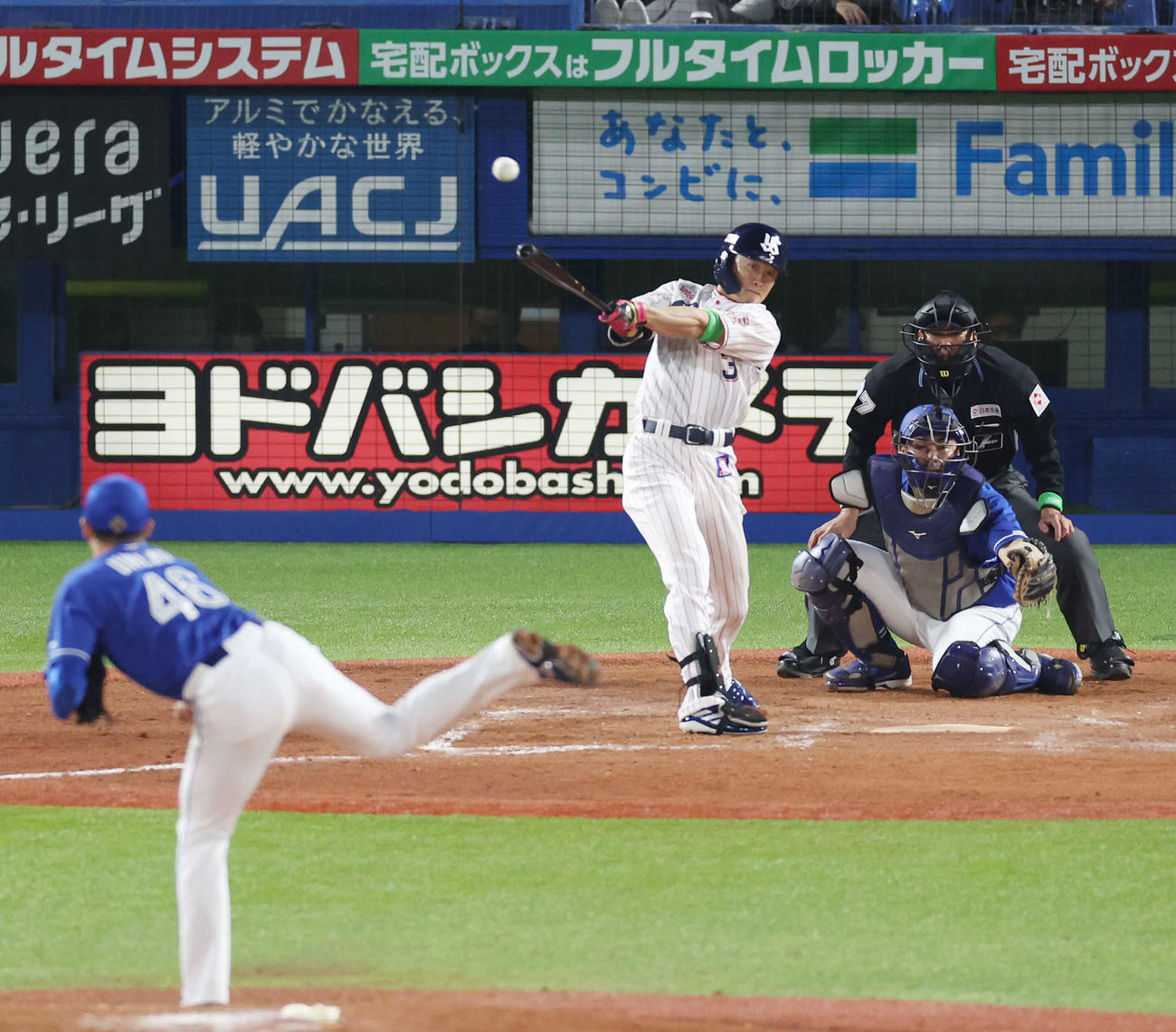 ヤクルト対中日　8回裏ヤクルト2死一、二塁、2点中適時三塁打を放つ西川。投手梅野（撮影・宮地輝）