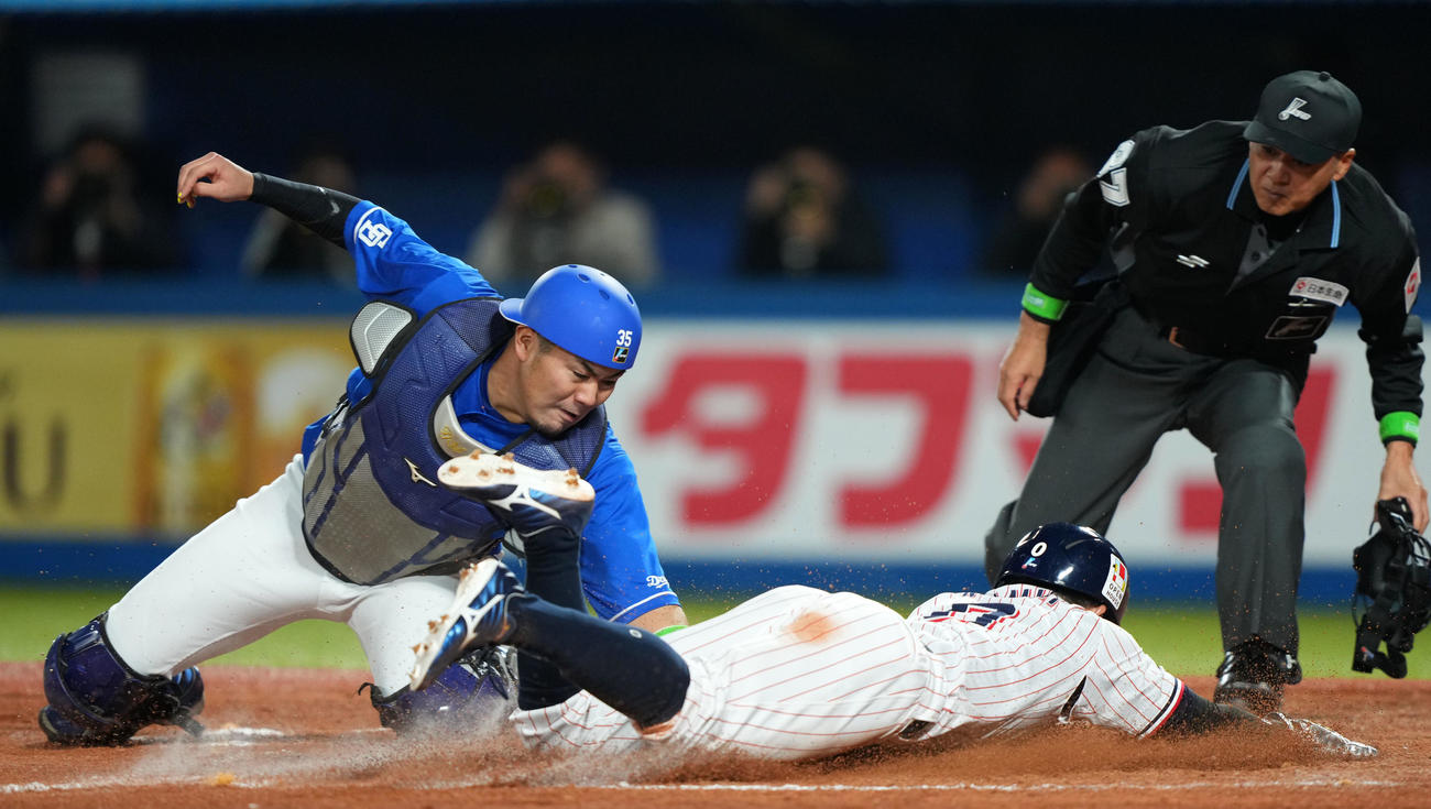 ヤクルト対中日　8回裏ヤクルト1死二、三塁、西田の右犠飛で本塁へ生還する並木（撮影・横山健太）