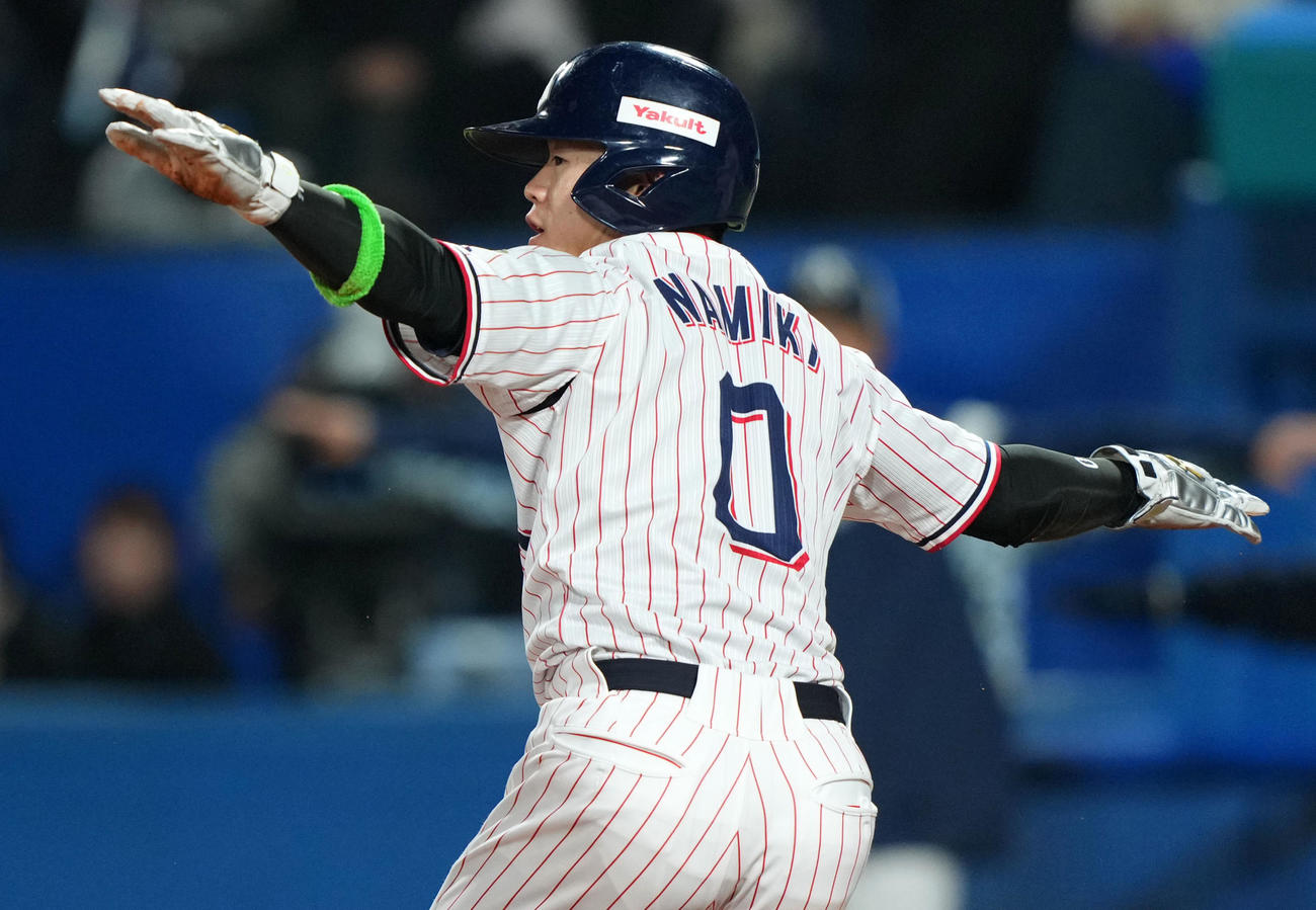 ヤクルト対中日　8回裏ヤクルト1死二、三塁、西田の右犠飛で本塁へ生還する並木（撮影・横山健太）