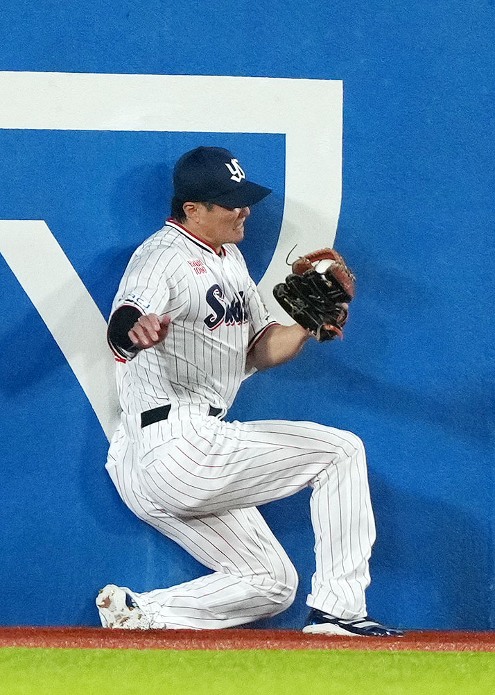 ヤクルト対中日　9回表中日無死満塁、中田翔の打球を好捕する西川（撮影・横山健太）