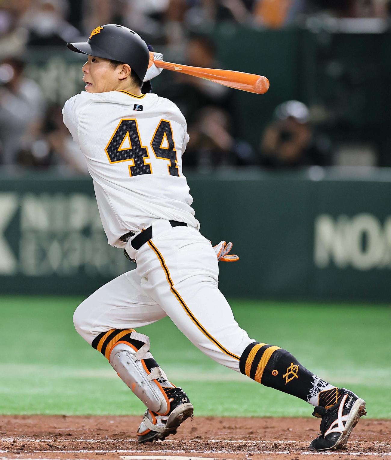 巨人対阪神　3回裏巨人2死二塁、佐々木は内野安打を放つ（撮影・上田博志）