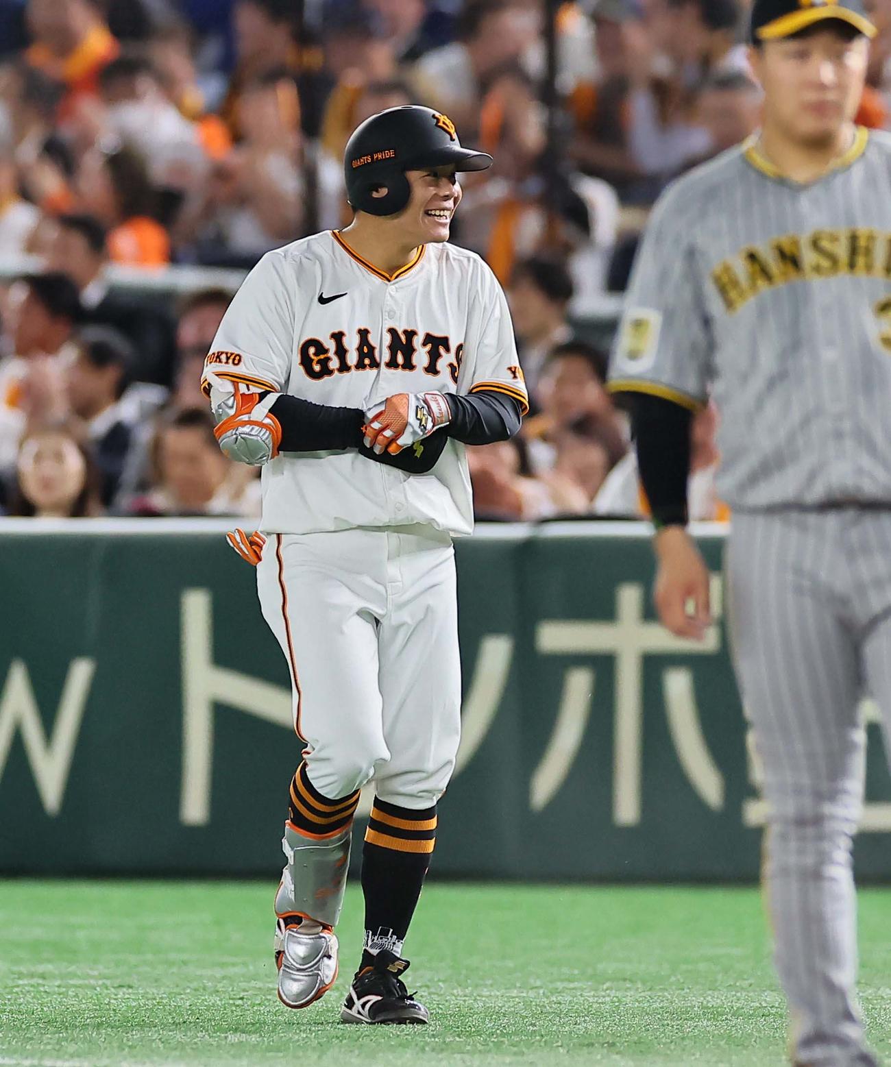 巨人対阪神　3回裏巨人2死二塁、佐々木は内野安打を放つ（撮影・上田博志）