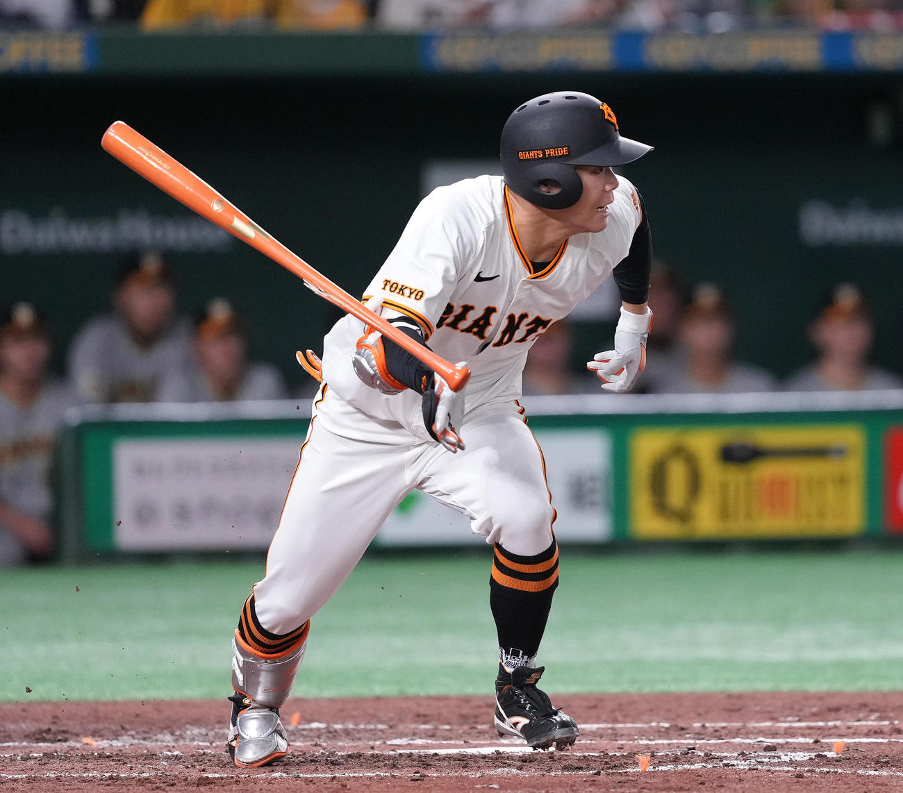 巨人対阪神　3回裏巨人2死二塁、プロ初安打となる内野安打を放つ佐々木（撮影・鈴木みどり）