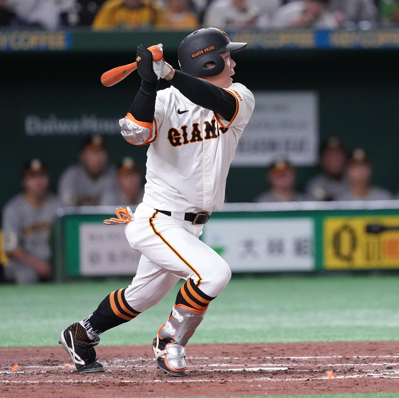 巨人対阪神　3回裏巨人2死二塁、プロ初安打となる内野安打を放つ佐々木（撮影・鈴木みどり）