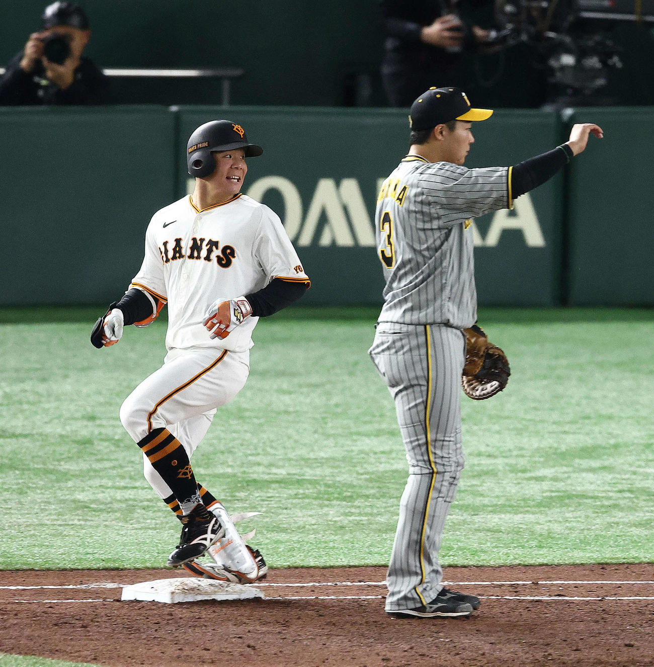 巨人対阪神　3回裏巨人2死二塁、投前内野安打で出塁する佐々木（撮影・河田真司）