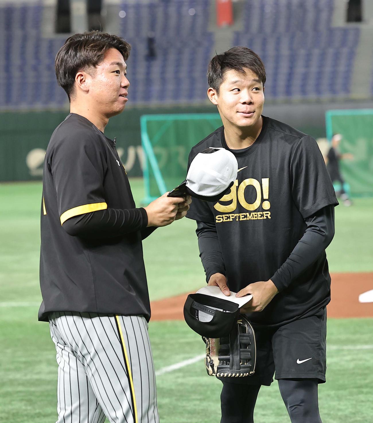 巨人対阪神　佐々木（右）と話をする村上（撮影・上田博志）