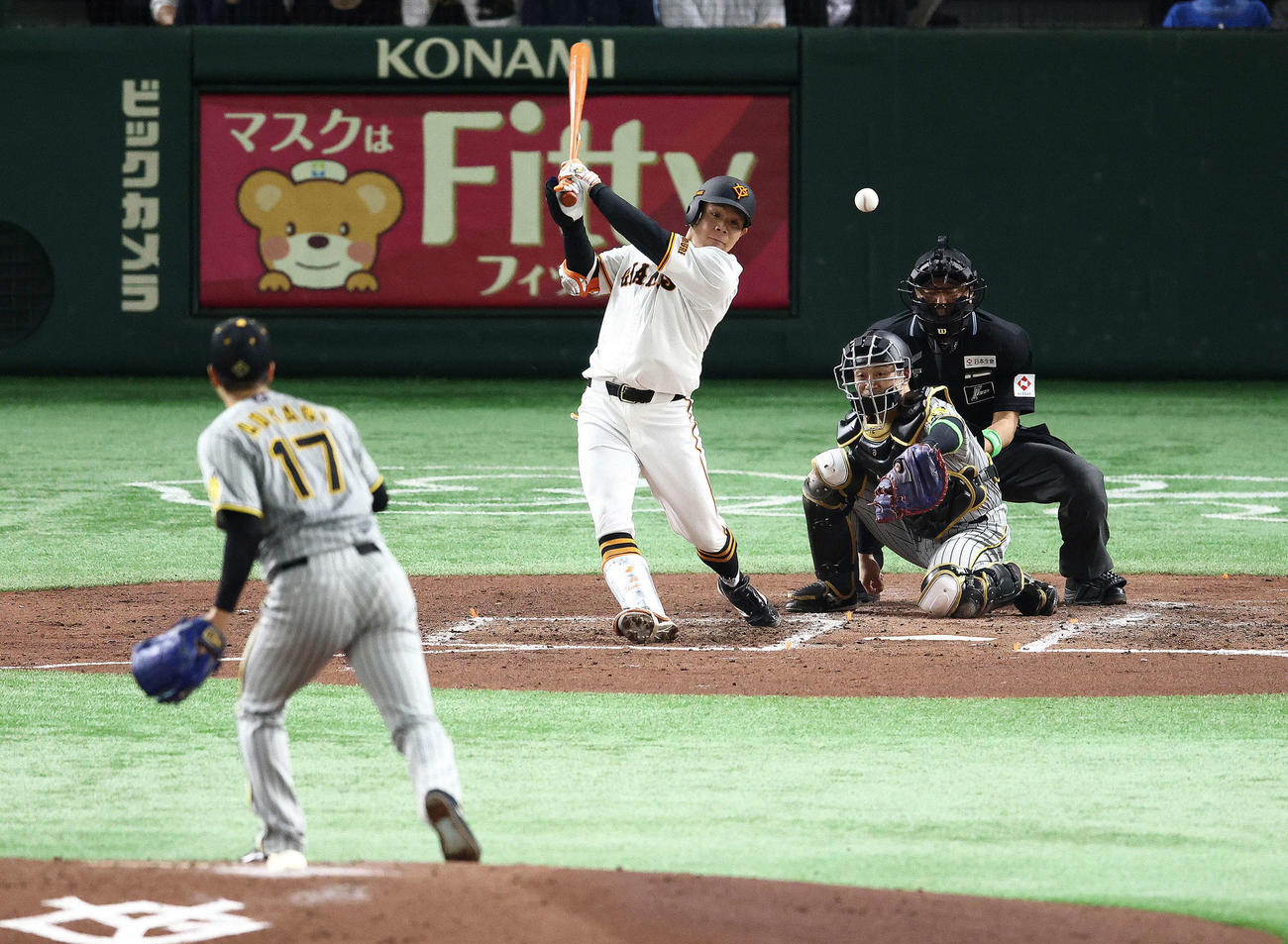 巨人対阪神　3回裏巨人2死二塁、投前内野安打を放つ佐々木。投手青柳（撮影・河田真司）