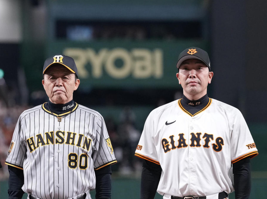 巨人対阪神　メンバー表の最終確認を終え、記念撮影に納まる巨人阿部監督（右）と阪神岡田監督（撮影・鈴木みどり）