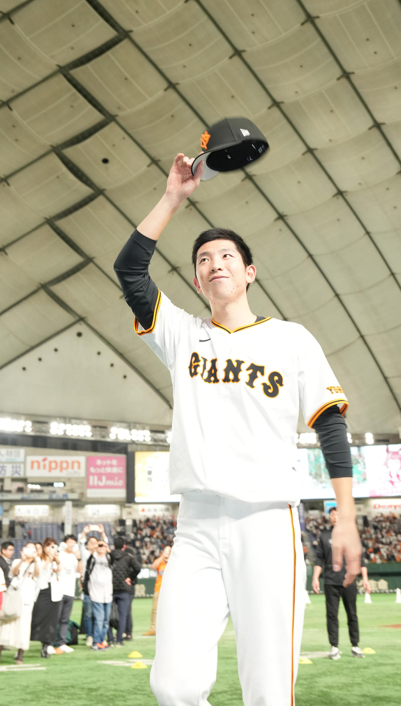 巨人対阪神　阪神に勝利し、ファンの声援に応える巨人戸郷（撮影・鈴木みどり）