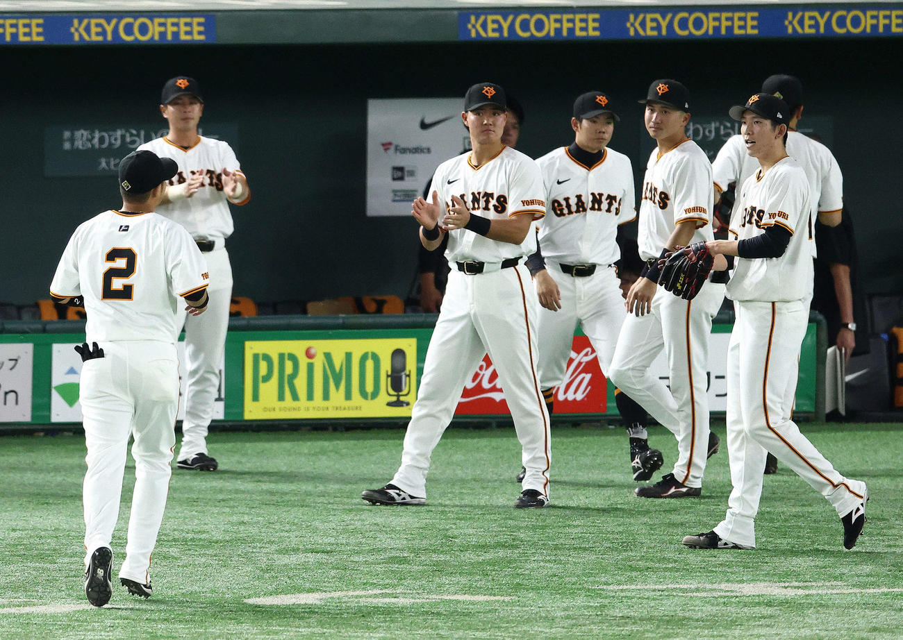 巨人対阪神　2回表を抑え、ナインを迎える戸郷（右）（撮影・河田真司）