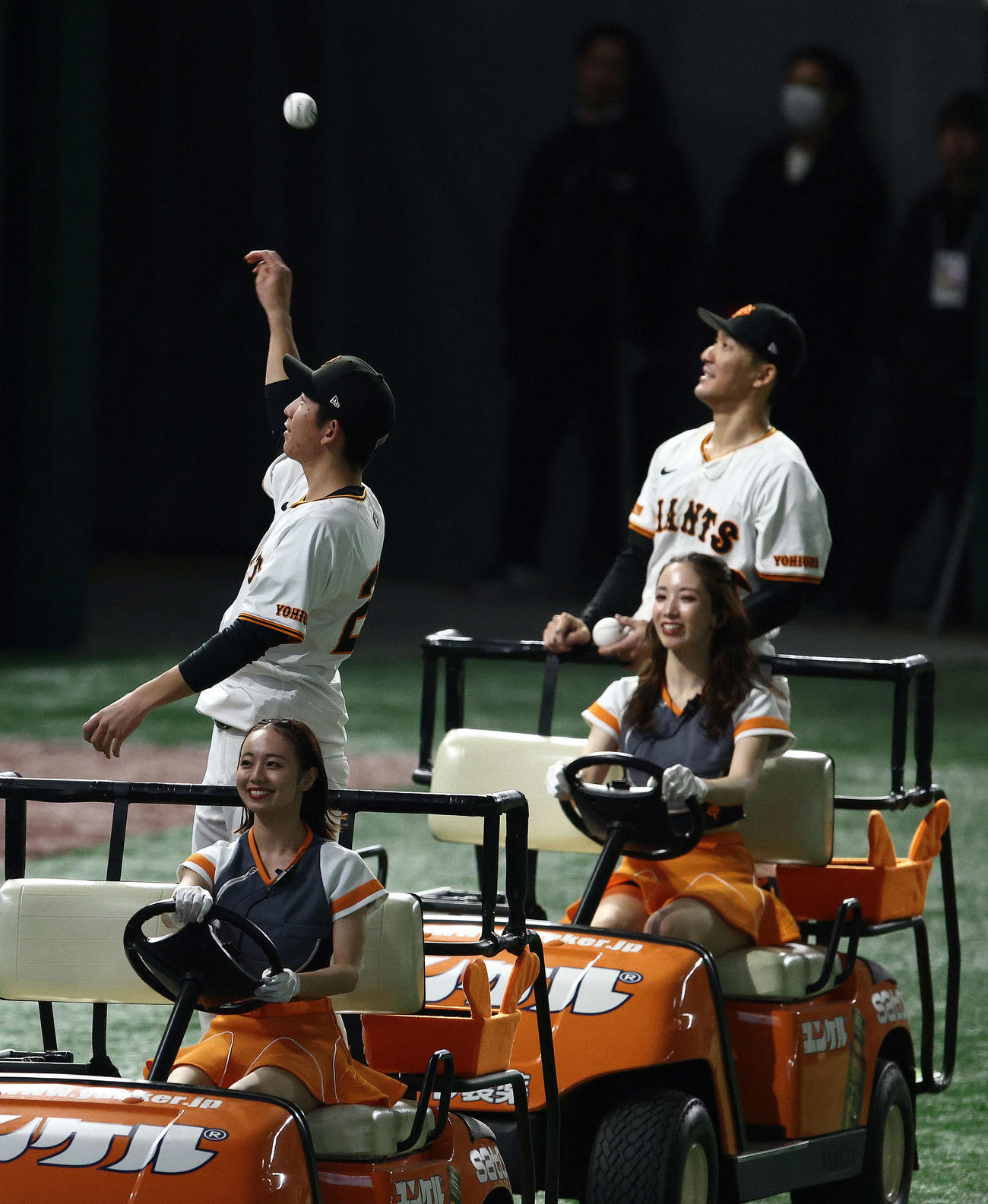 巨人対阪神　試合後、観客席にボールを回すを投げ込む巨人戸郷（左）と梶谷（撮影・河田真司）