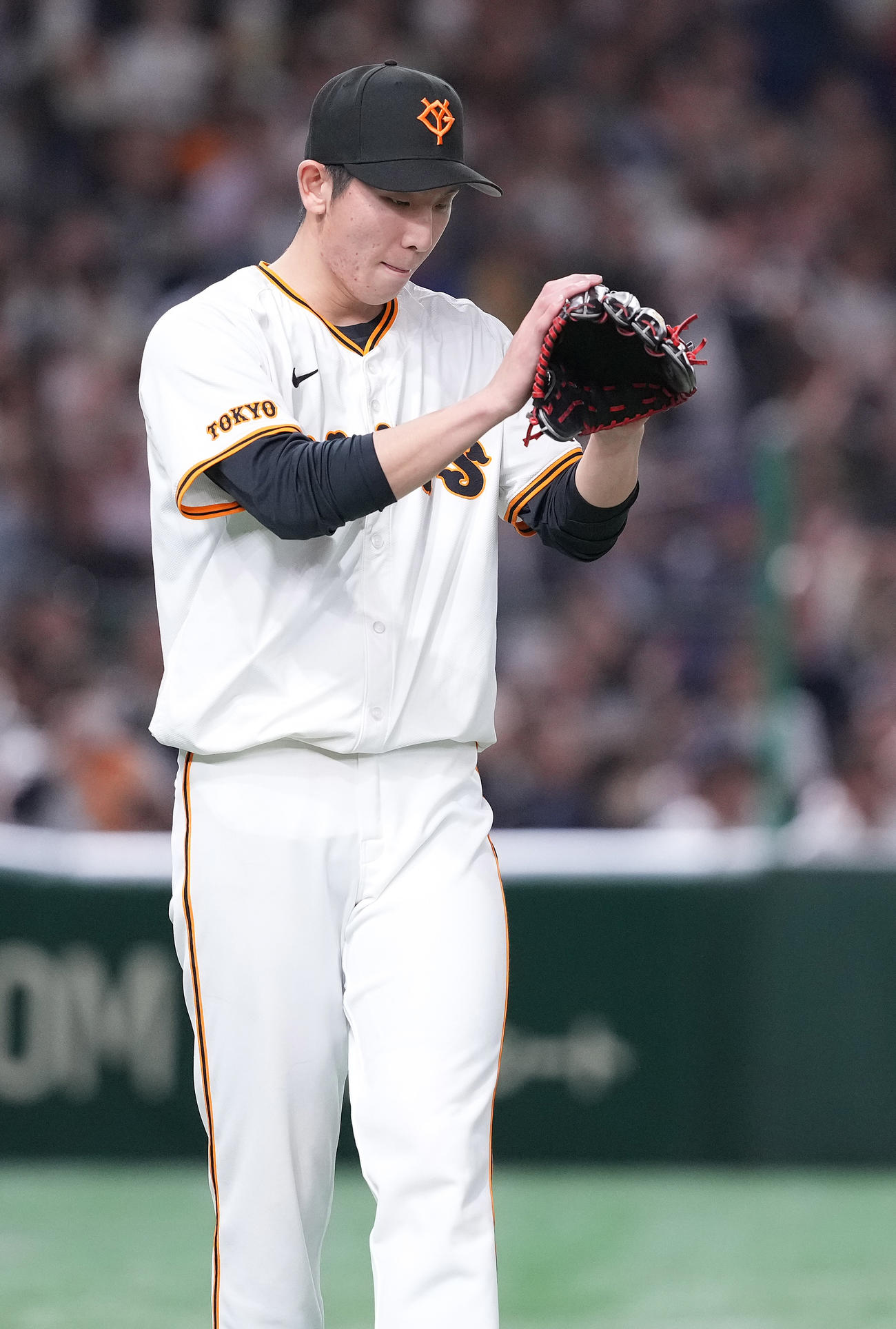 巨人対阪神　6回表まで無失点に抑え、グラブをたたく巨人戸郷（撮影・鈴木みどり）