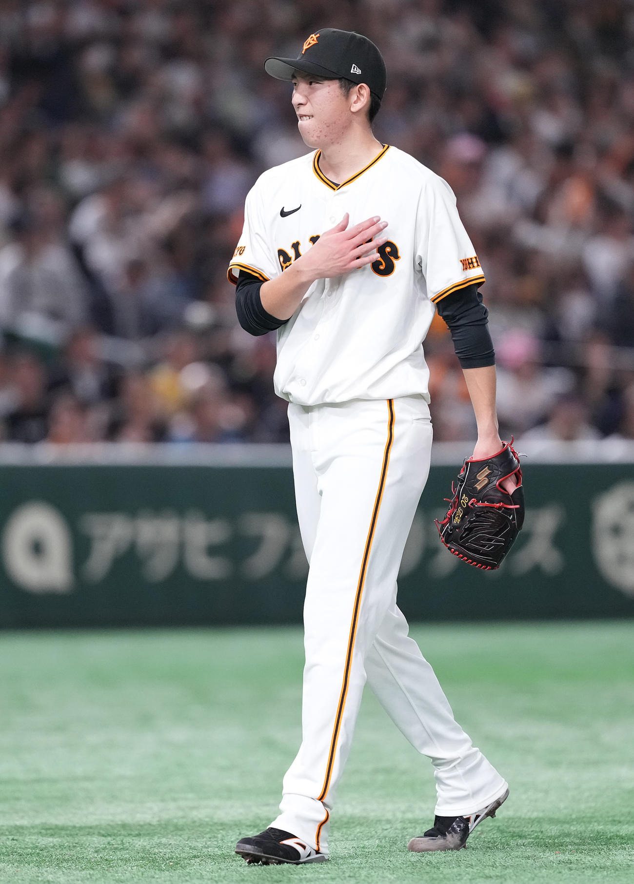 巨人対阪神　5回表を終え、胸に手を置く巨人戸郷（撮影・鈴木みどり）