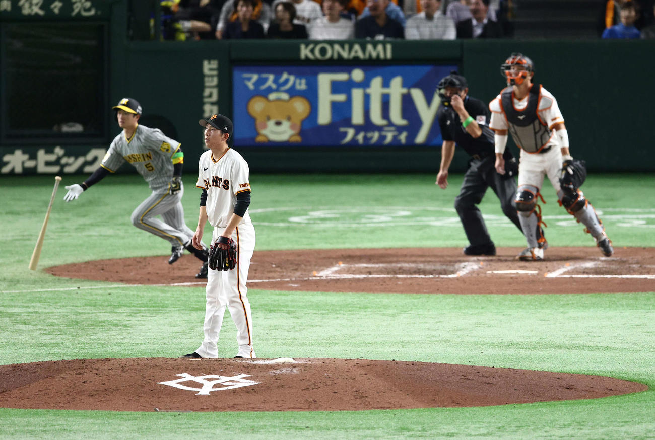 巨人対阪神　5回表阪神2死、近本を右飛に仕留める戸郷（撮影・河田真司）