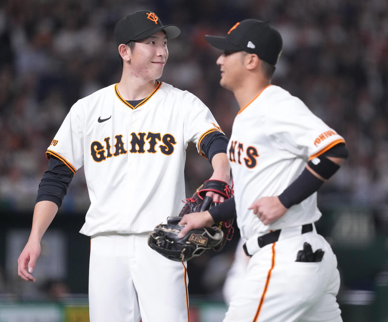 巨人対阪神　6回表まで無失点に抑え、笑顔で吉川（右）らナインを迎える巨人戸郷（撮影・鈴木みどり）