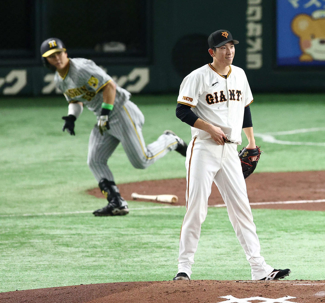 巨人対阪神　2回表阪神1死、前川に左前打を浴びる戸郷（撮影・河田真司）