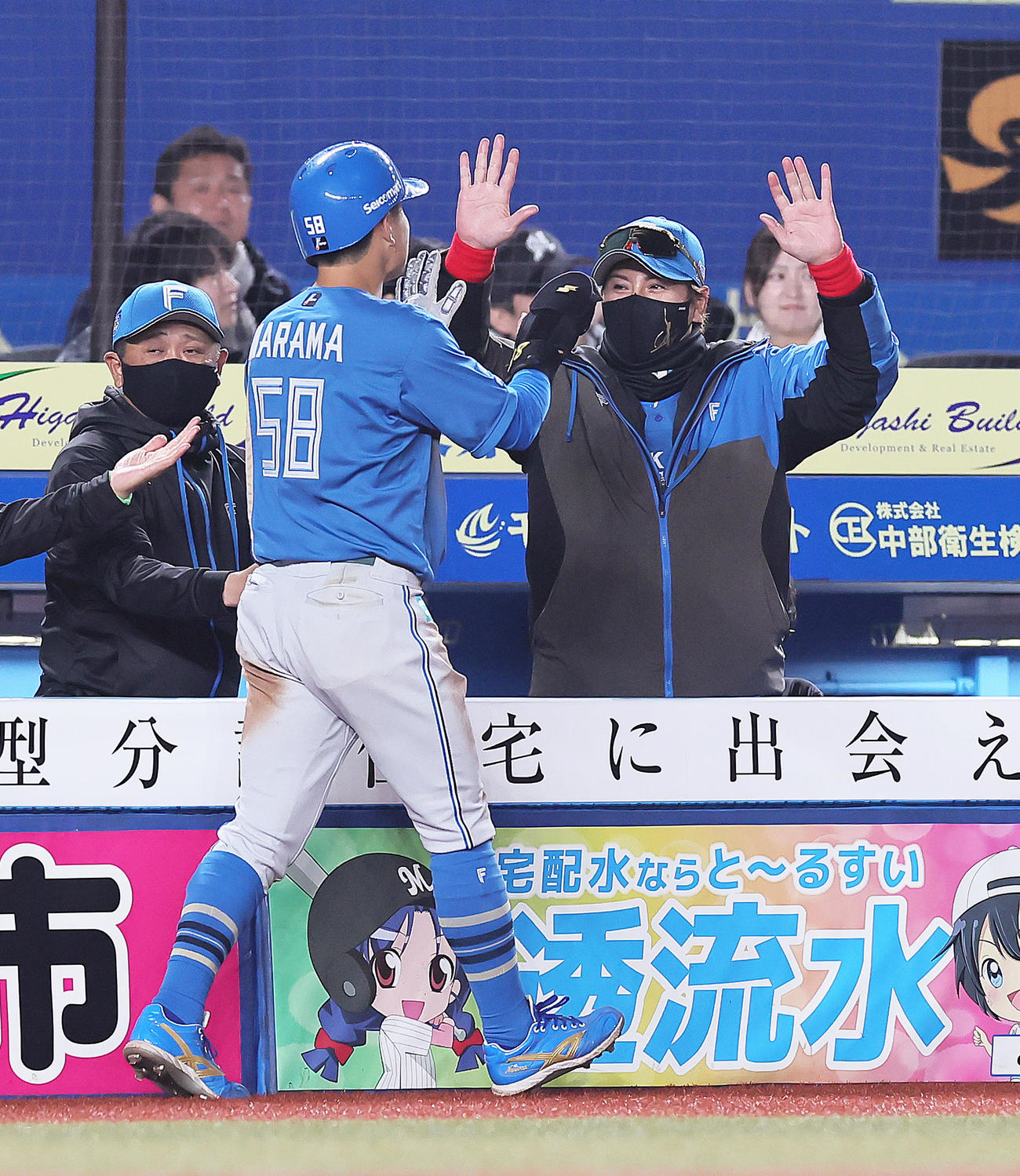 ロッテ対日本ハム　5回表日本ハム1死二塁、松本の中越え適時三塁打で生還した奈良間（中央）を笑顔で迎える新庄監督（右）（撮影・足立雅史）