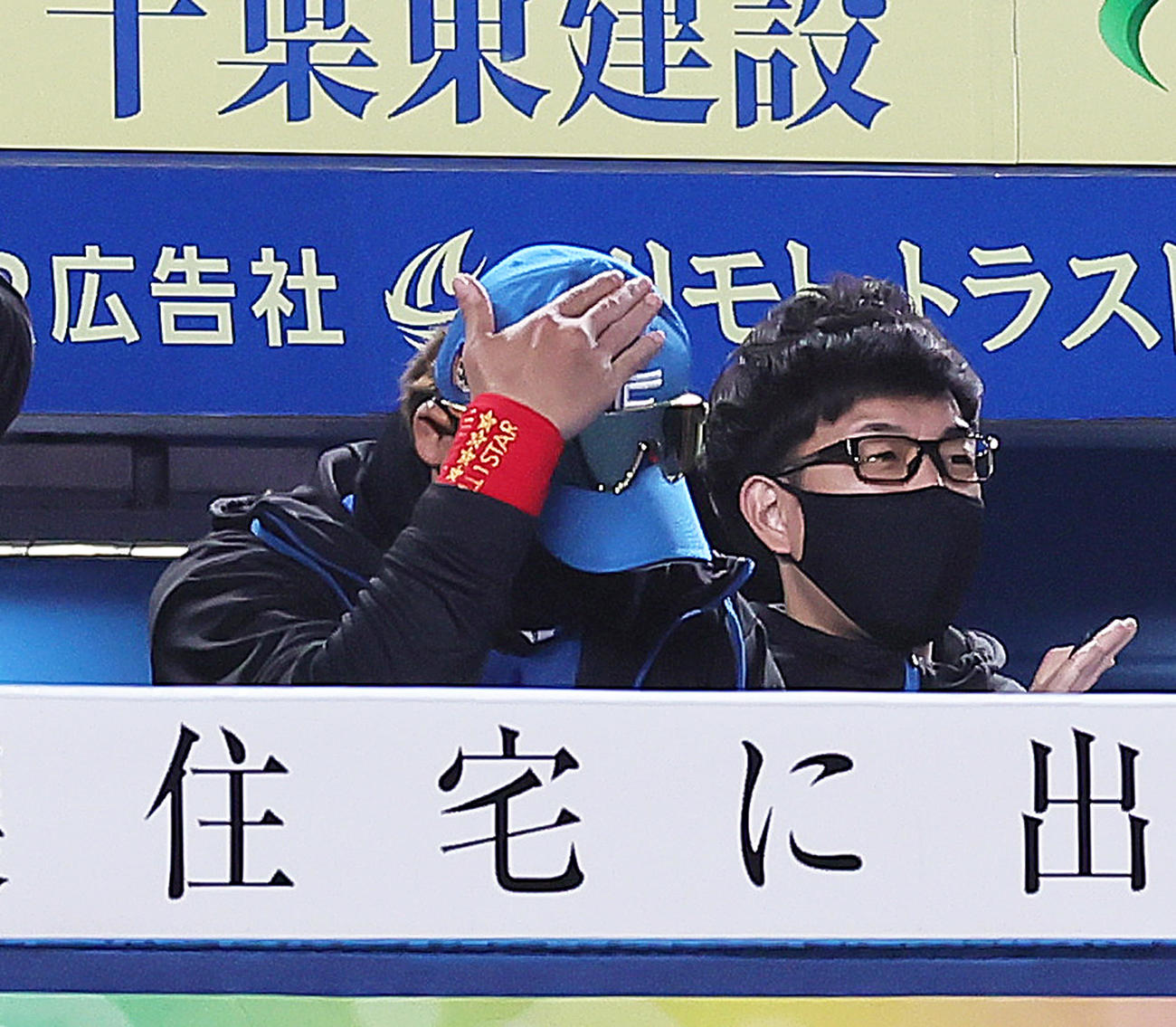 ロッテ対日本ハム　6回表日本ハム2死、レイエスのソロ本塁打に自らの頭をたたき喜ぶ新庄監督（撮影・足立雅史）