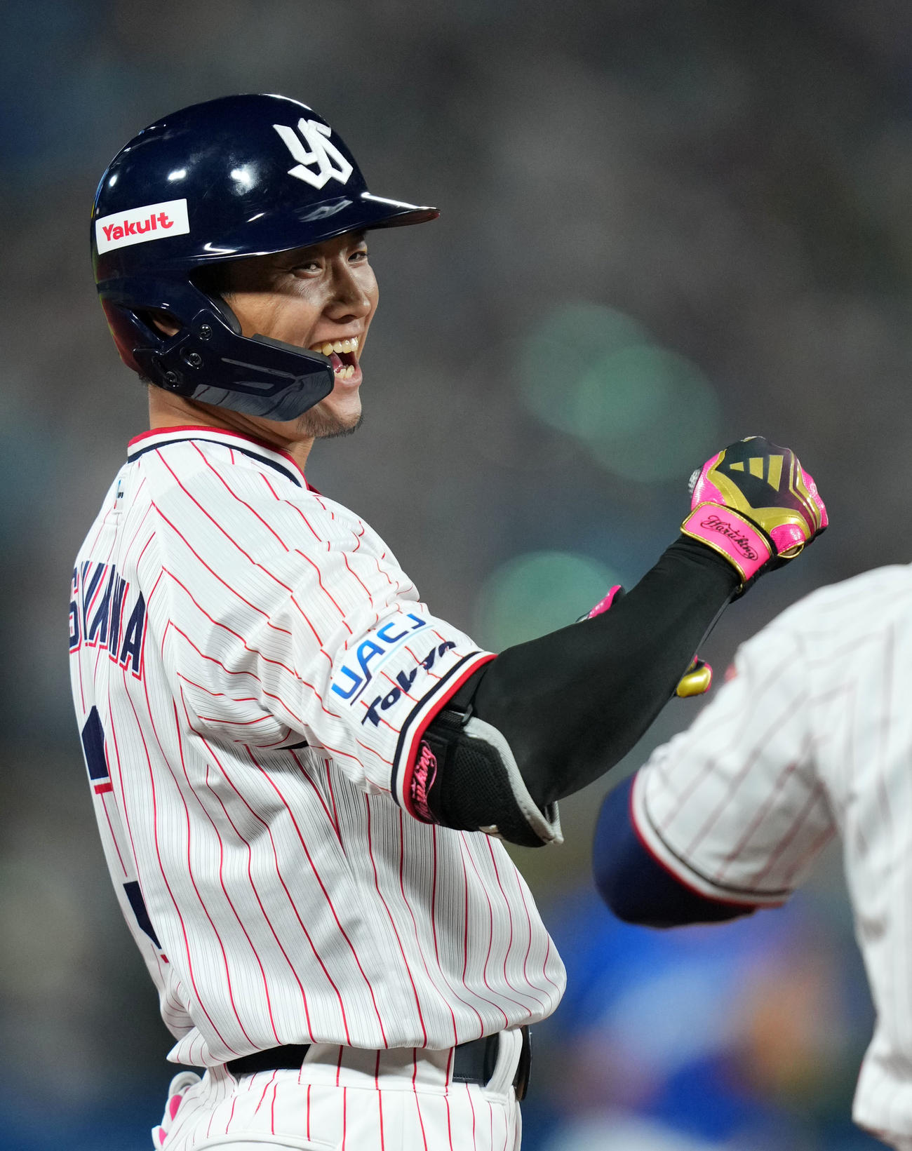 ヤクルト対中日　8回裏ヤクルト2死一、二塁、右中間へ2点適時三塁打を放ち笑顔をみせる西川（撮影・横山健太）