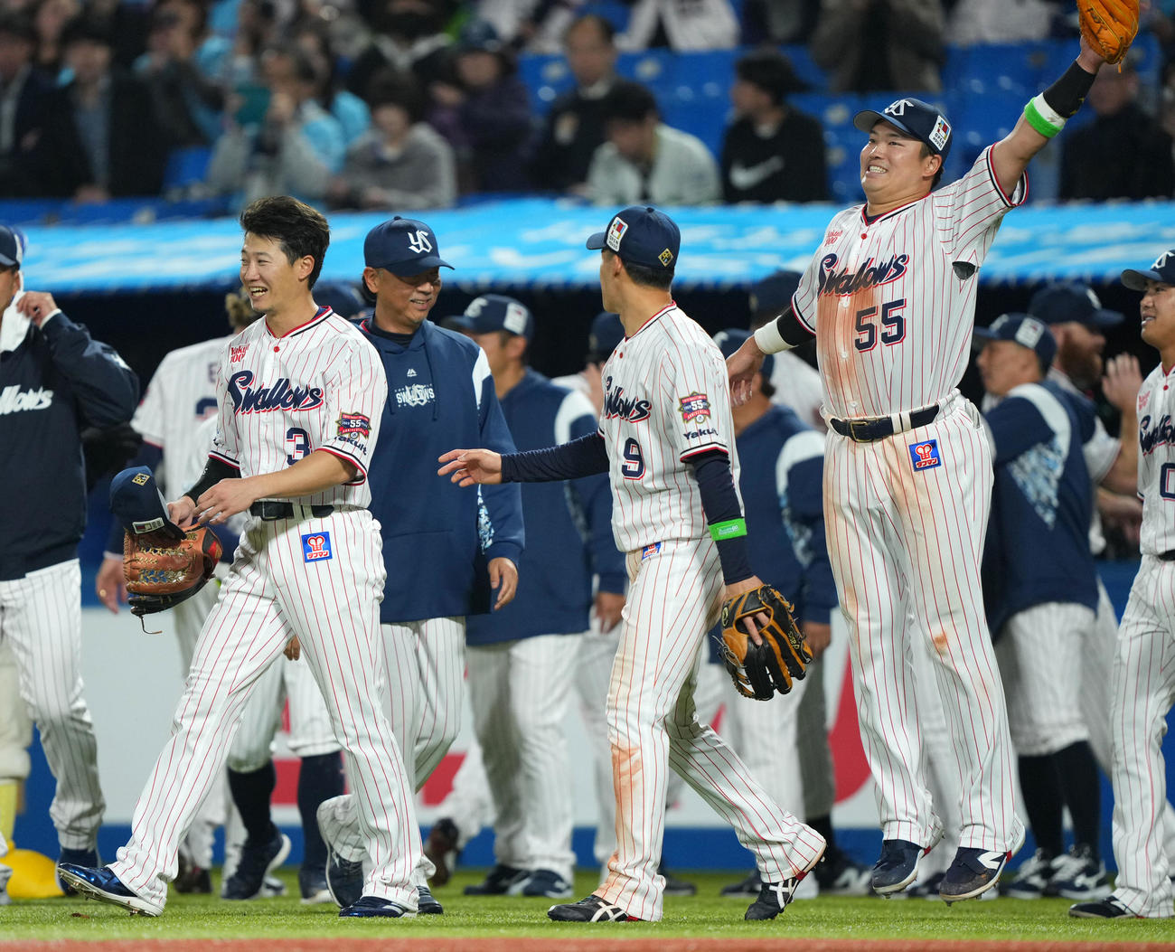 ヤクルト対中日　中日に勝利し笑顔をみせる西川（左）らヤクルトナイン（撮影・横山健太）