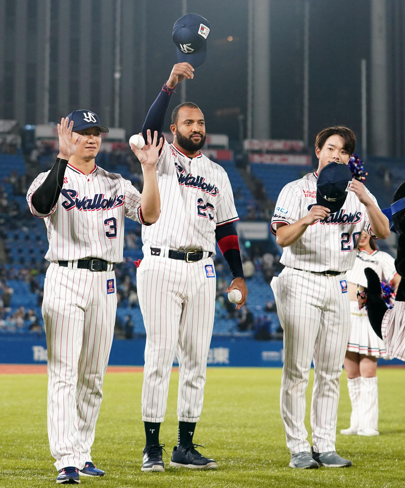 ヤクルト対中日　声援に応える、左からヤクルト西川、サンタナ、木沢（撮影・横山健太）