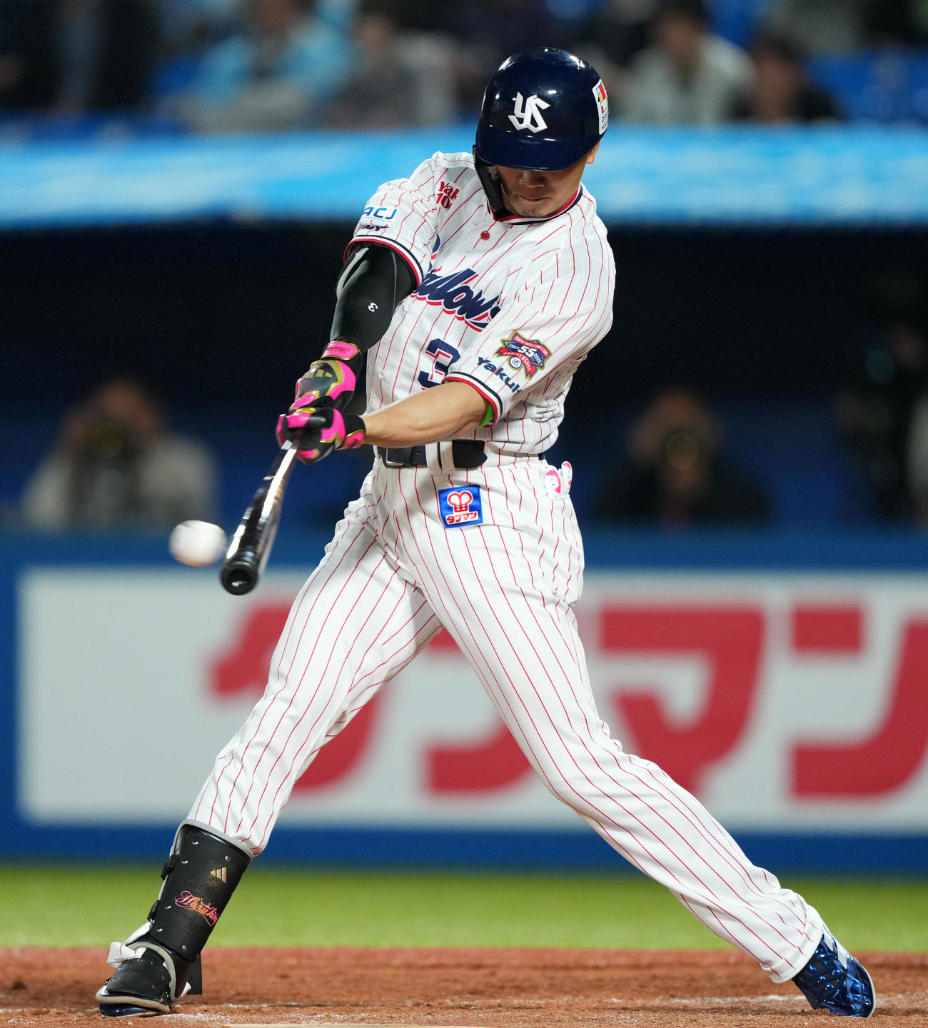 ヤクルト対中日　8回裏ヤクルト2死一、二塁、右中間へ2点適時三塁打を放つ西川（撮影・横山健太）