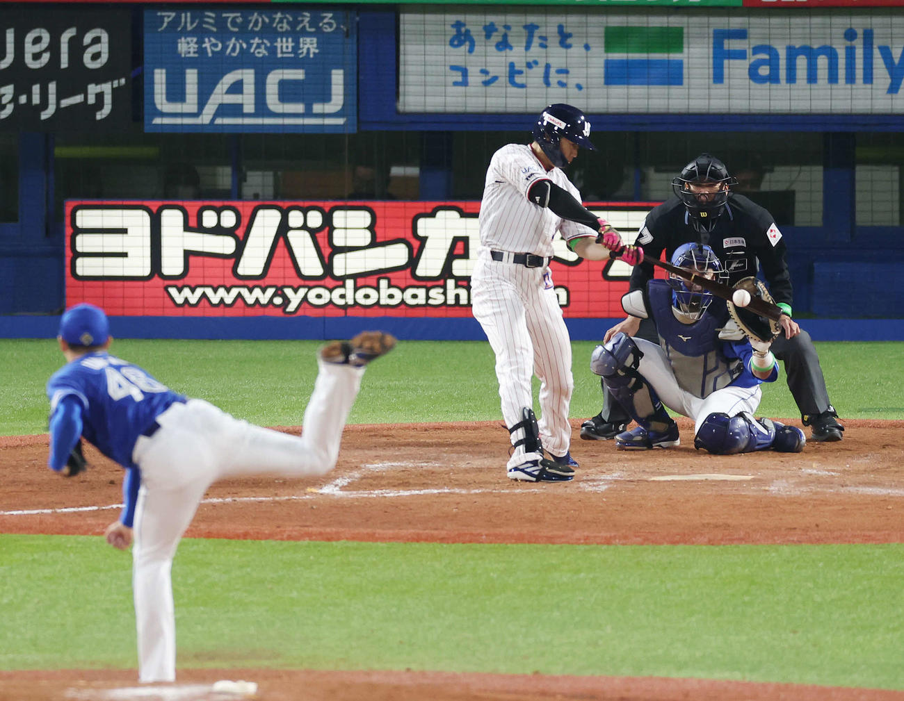 ヤクルト対中日　8回裏ヤクルト2死一、二塁、2点中適時三塁打を放つ西川。投手梅野（撮影・宮地輝）