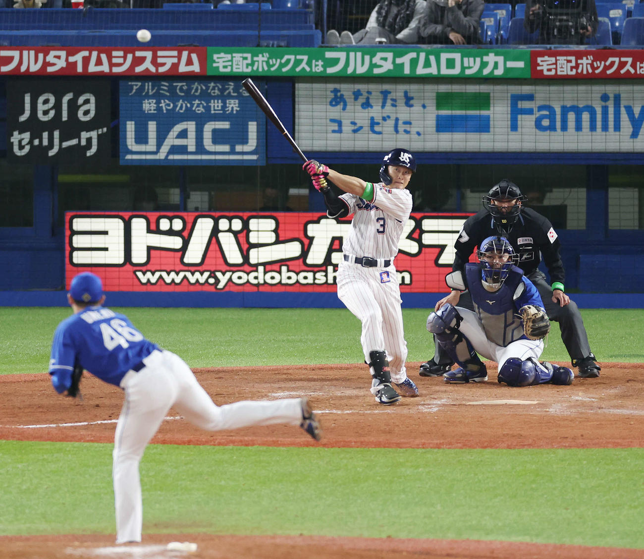 ヤクルト対中日　8回裏ヤクルト2死一、二塁、2点中適時三塁打を放つ西川。投手梅野（撮影・宮地輝）