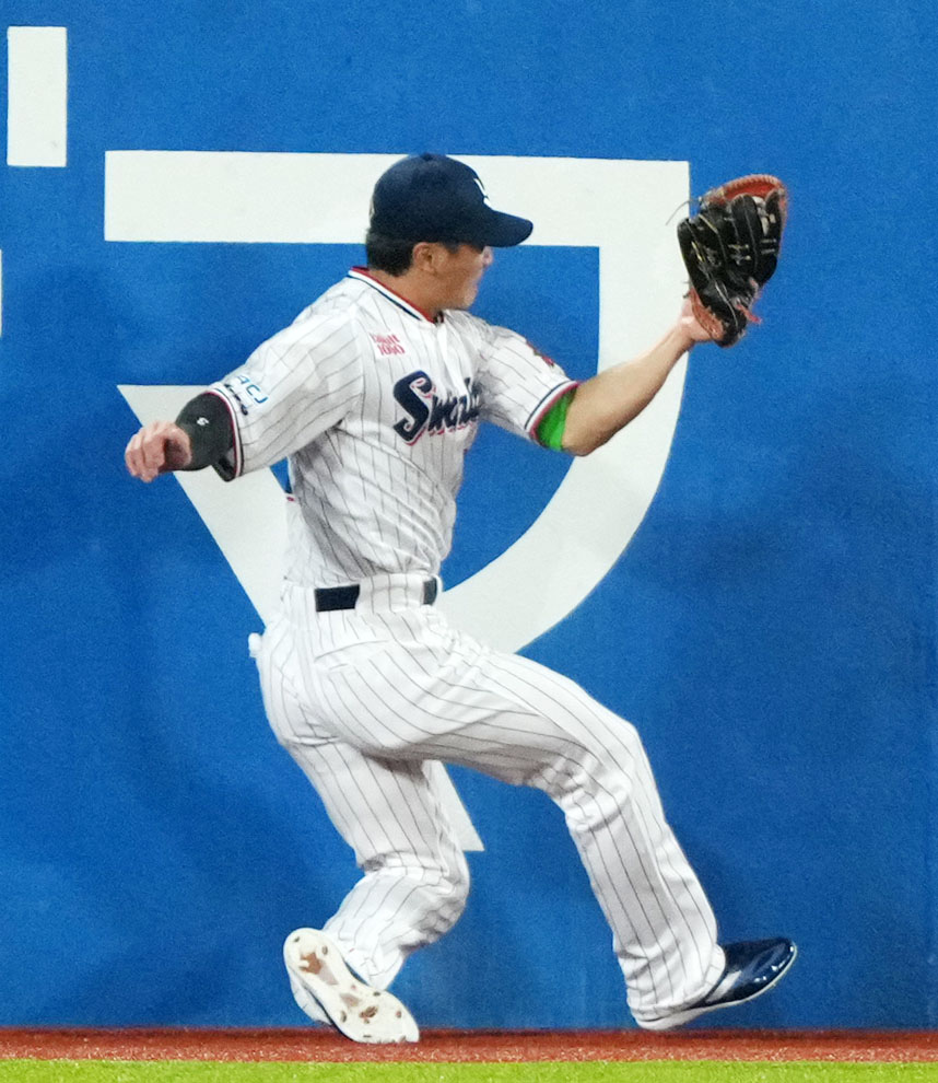 ヤクルト対中日　9回表中日無死満塁、中田翔の打球を好捕する西川（撮影・横山健太）