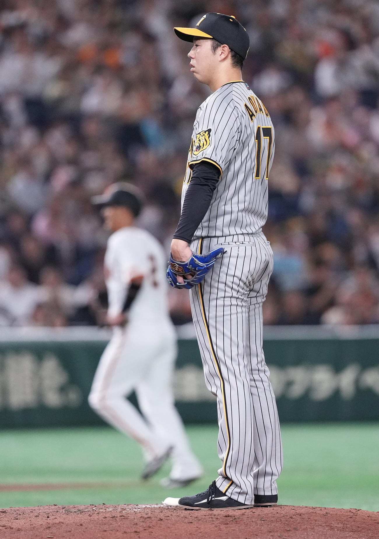 巨人対阪神　5回裏巨人無死二塁、打者戸郷の時、ボークで二塁走者吉川の三進を許し、ぼうぜんとする青柳（撮影・鈴木みどり）
