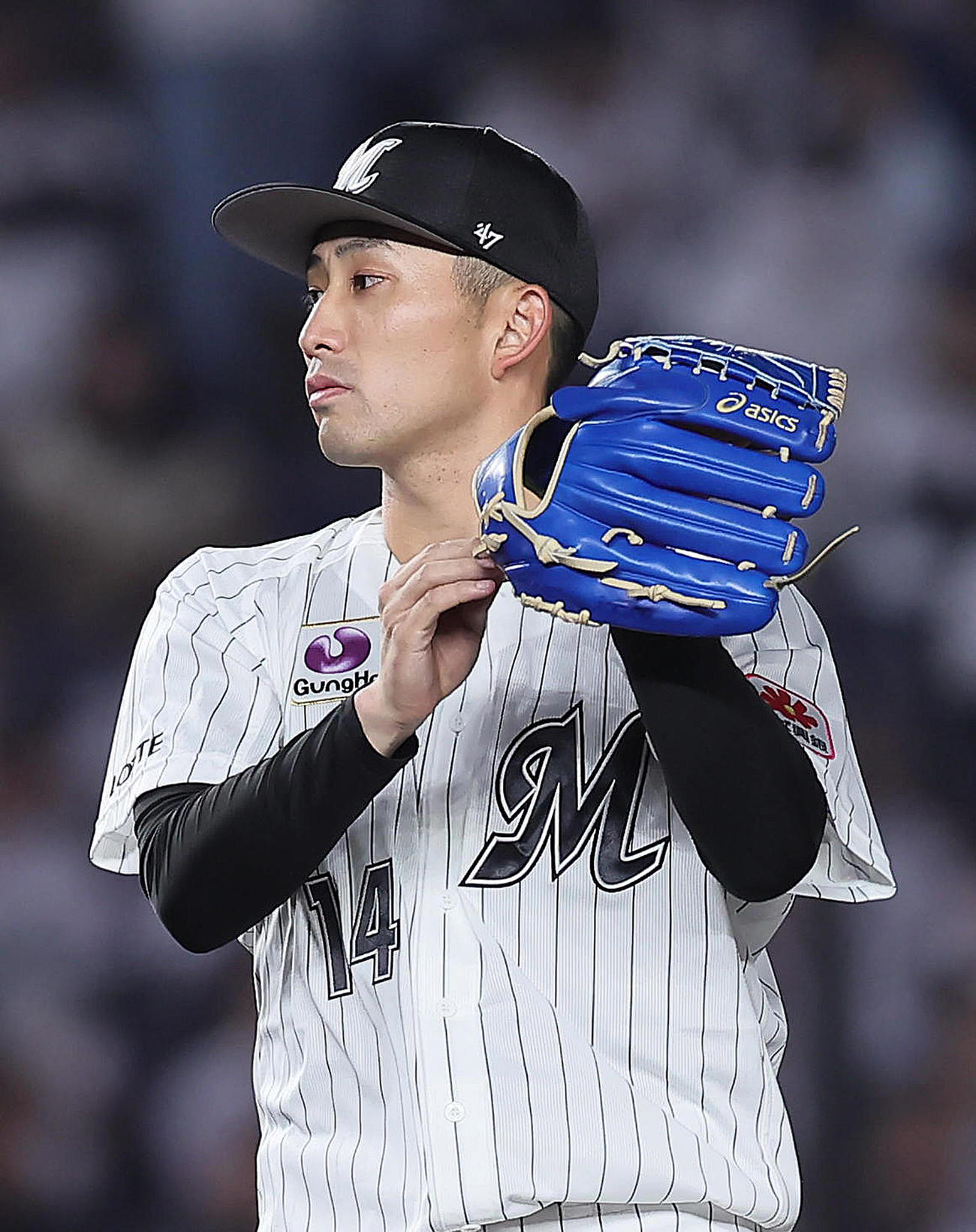 ロッテ対日本ハム　5回表日本ハム1死二塁、松本剛に中越え適時三塁打を浴び渋い顔を見せる小島（撮影・足立雅史）