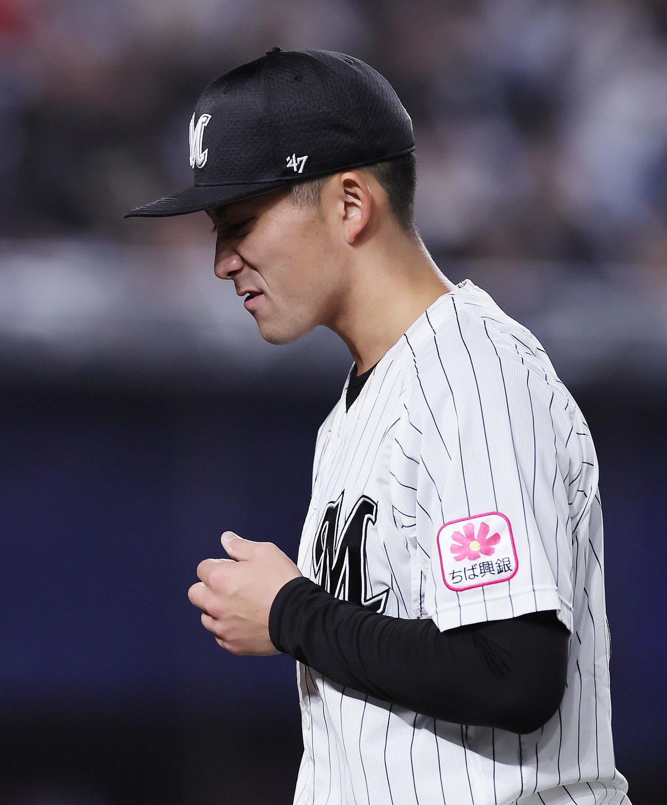 ロッテ対日本ハム　3回日本ハムに2点を奪われ悔しそうにベンチに戻るロッテ小島（撮影・足立雅史）