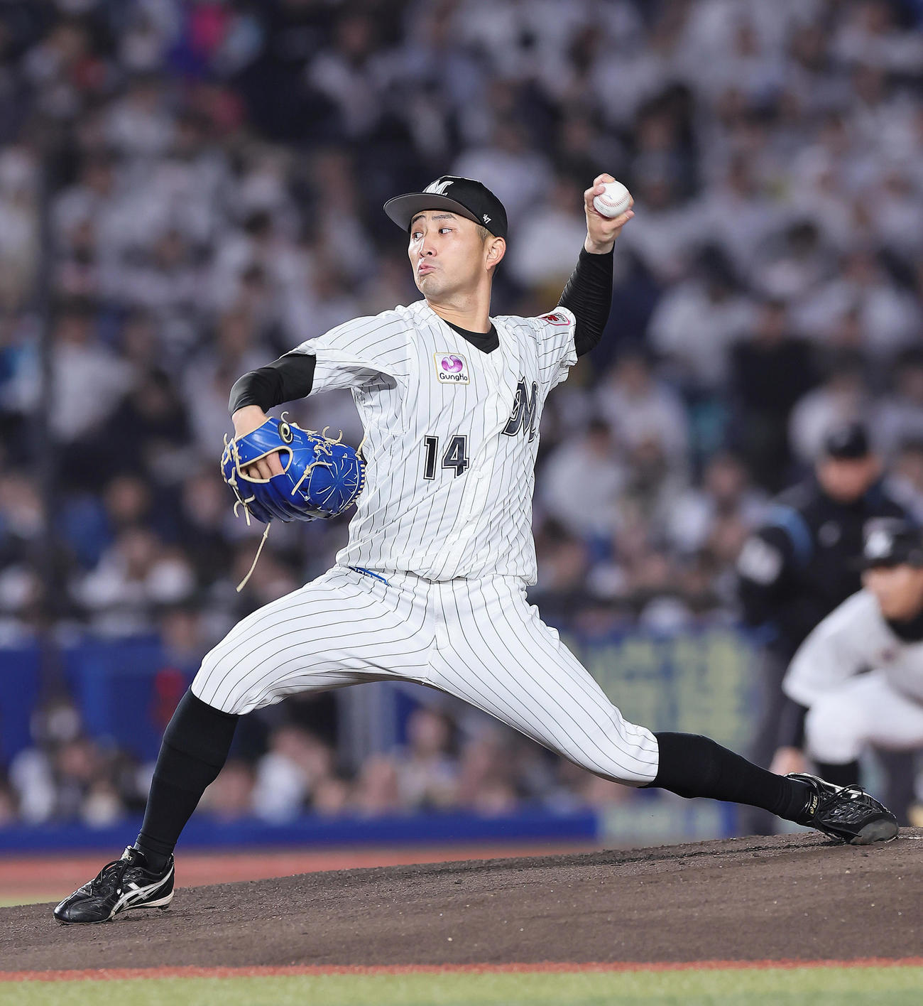 ロッテ対日本ハム　ロッテ先発の小島（撮影・足立雅史）