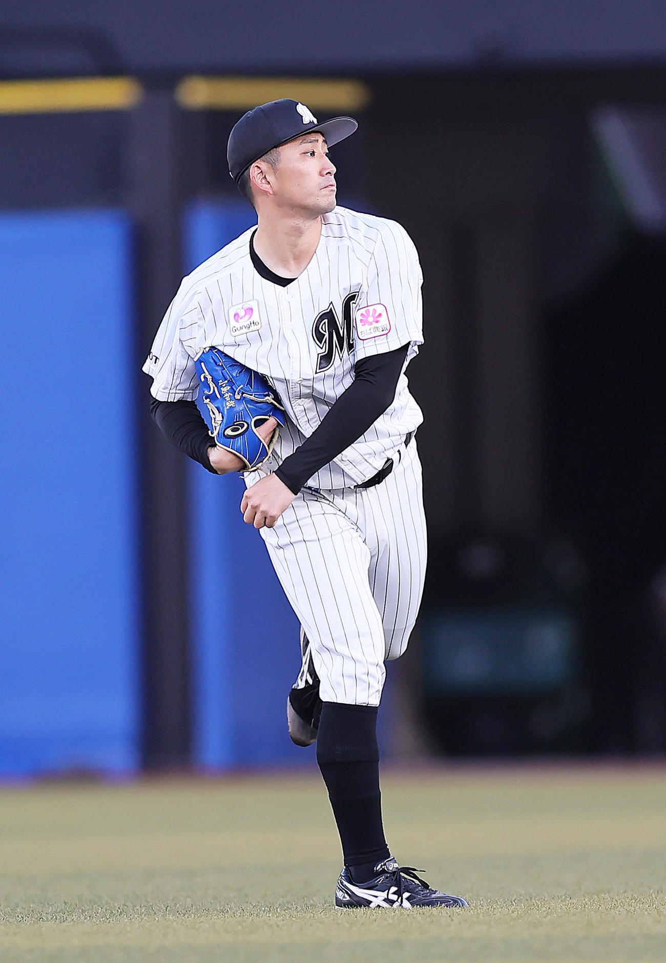 試合前、調整するロッテ小島（撮影・足立雅史）