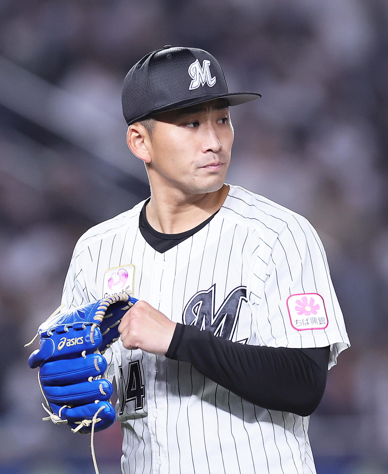 ロッテ対日本ハム　2回を無失点で終えたロッテ小島は野手陣に拳を握り応える（撮影・足立雅史）