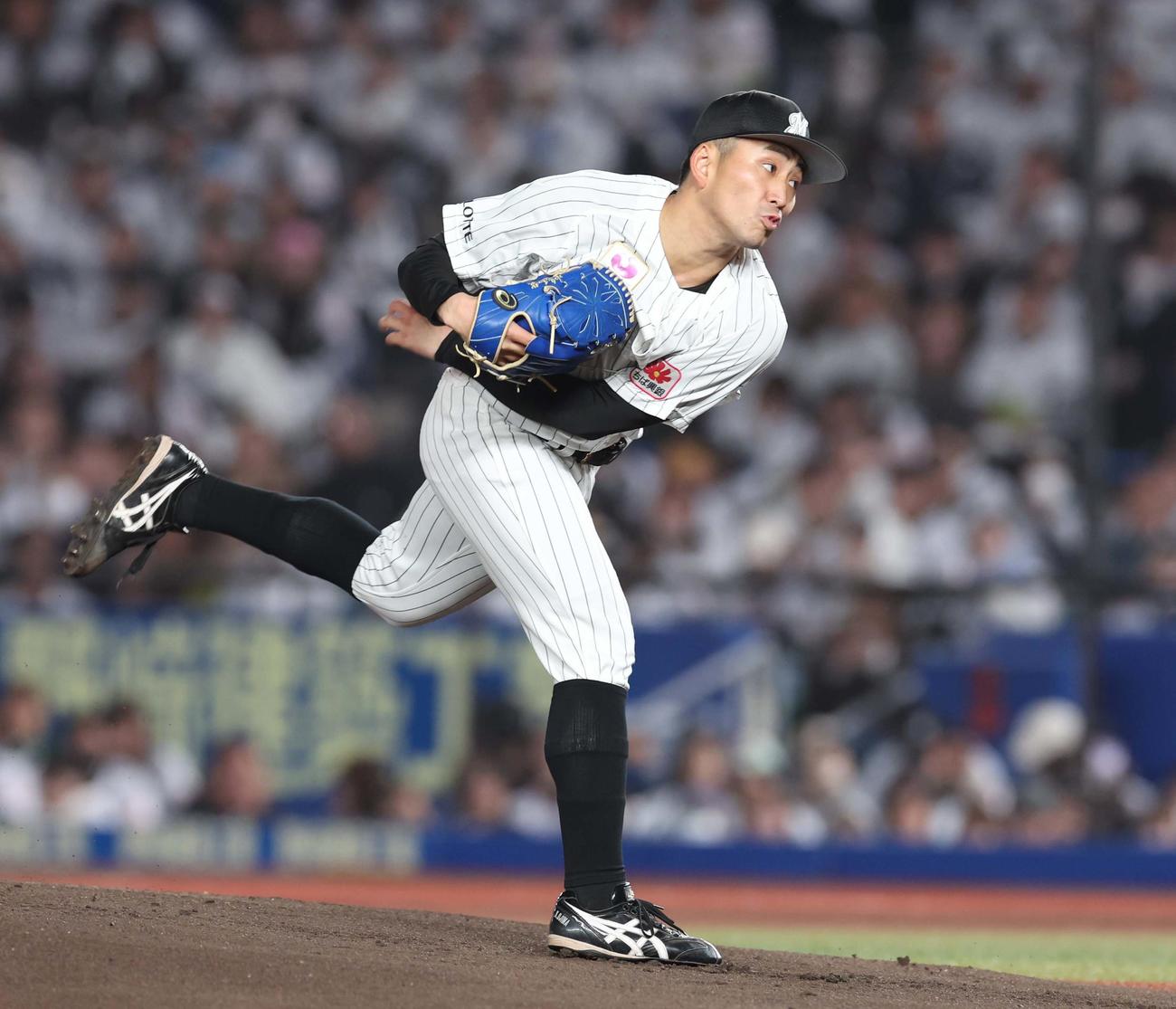 ロッテ対日本ハム　ロッテ先発の小島（撮影・黒川智章）