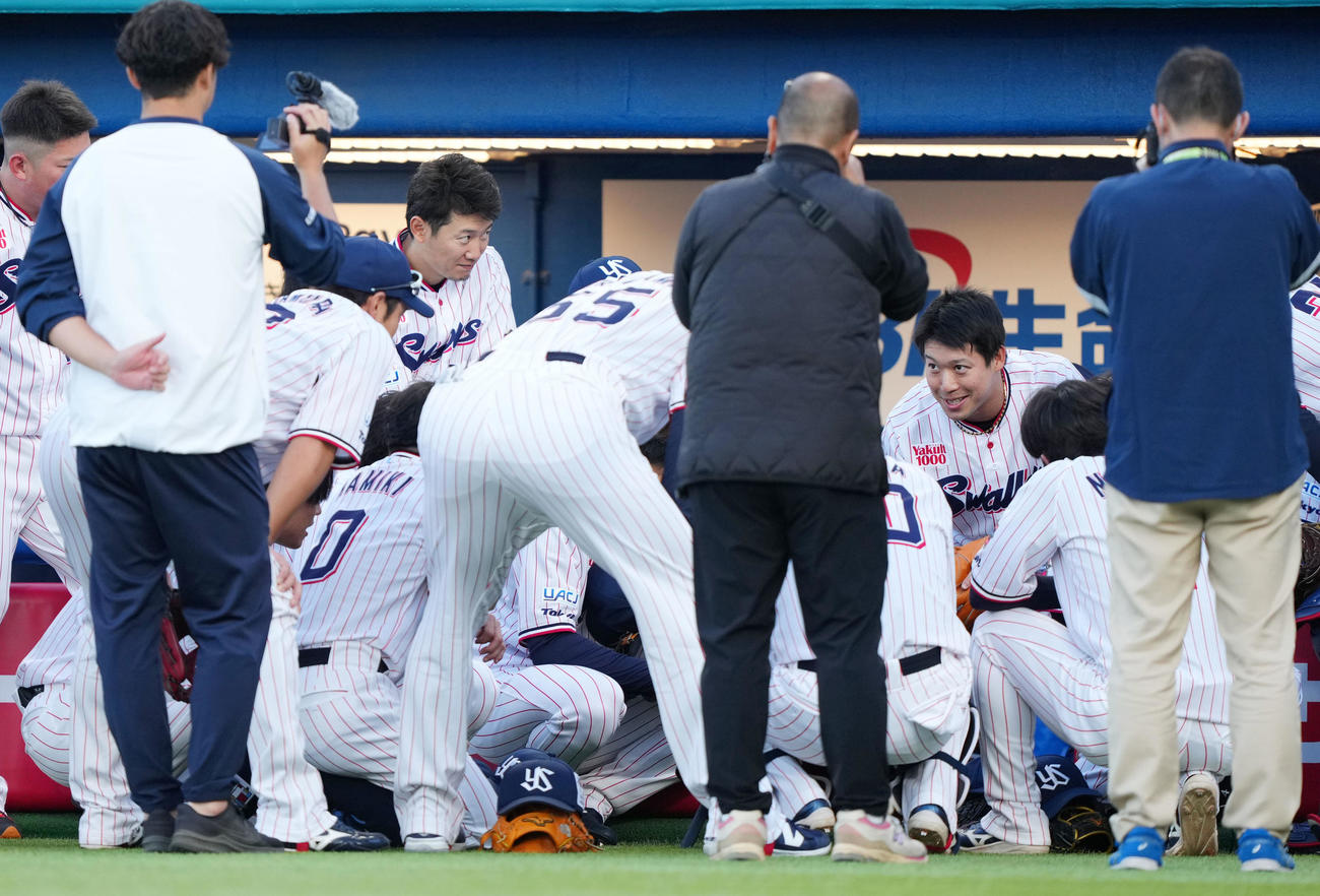 ヤクルト対中日　試合前円陣で声がけをするヤクルト山田（右から3人目）（撮影・横山健太）