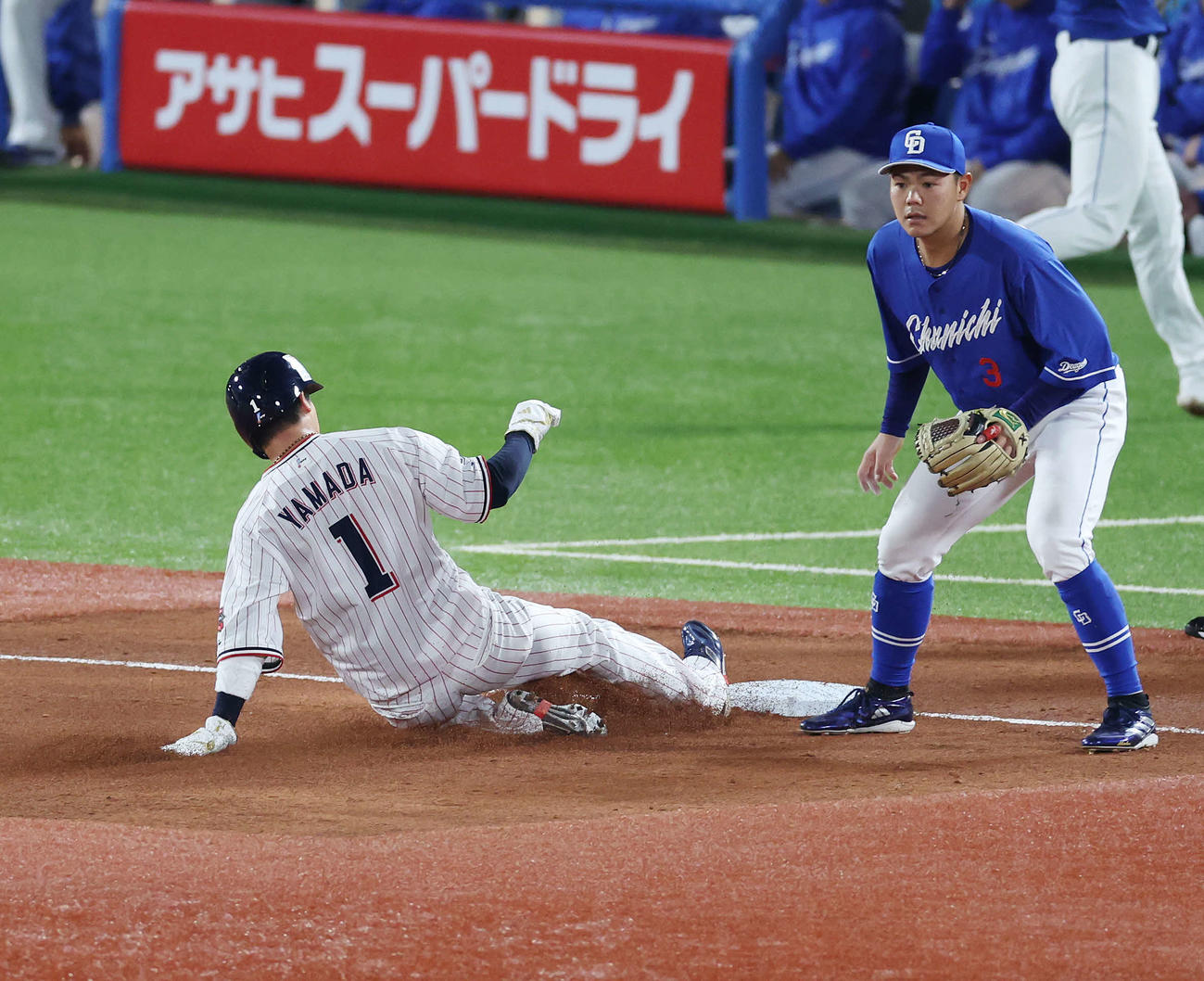 ヤクルト対中日　2回裏ヤクルト無死二塁、サンタナの中飛の間に三塁に進む二塁走者山田（左）（撮影・宮地輝）
