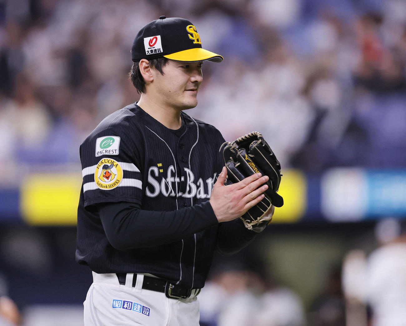 オリックス対ソフトバンク　2回を終え、グラブをたたきながらベンチに戻るソフトバンク有原（撮影・藤尾明華）