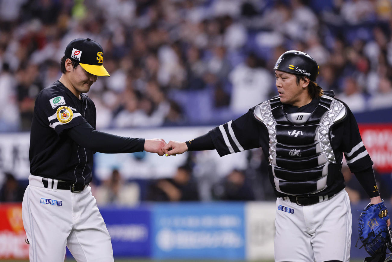 オリックス対ソフトバンク　3回を終え、グータッチを交わすソフトバンク有原（左）と甲斐（撮影・藤尾明華）