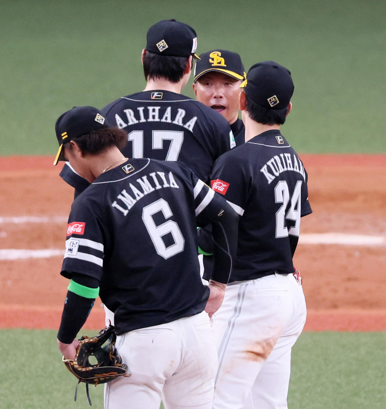 オリックス対ソフトバンク　7回裏オリックス2死一、三塁、小久保監督（右）は打者西川を迎えたところで有原に交代を告げる（撮影・加藤哉）