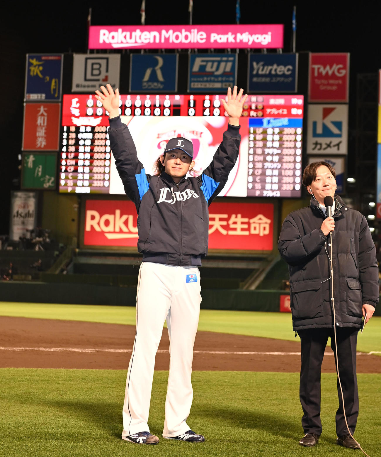 楽天対西武　開幕戦で勝利した西武今井（左）は声援に応える（撮影・山崎安昭）
