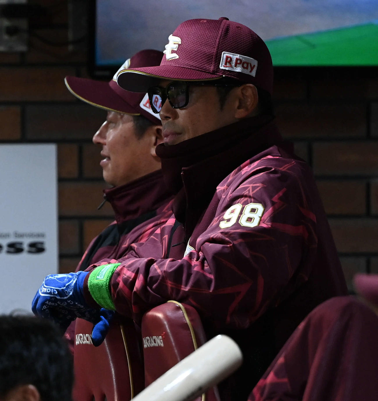 楽天対西武　ベンチで戦況を見守る楽天今江監督（手前）（撮影・山崎安昭）