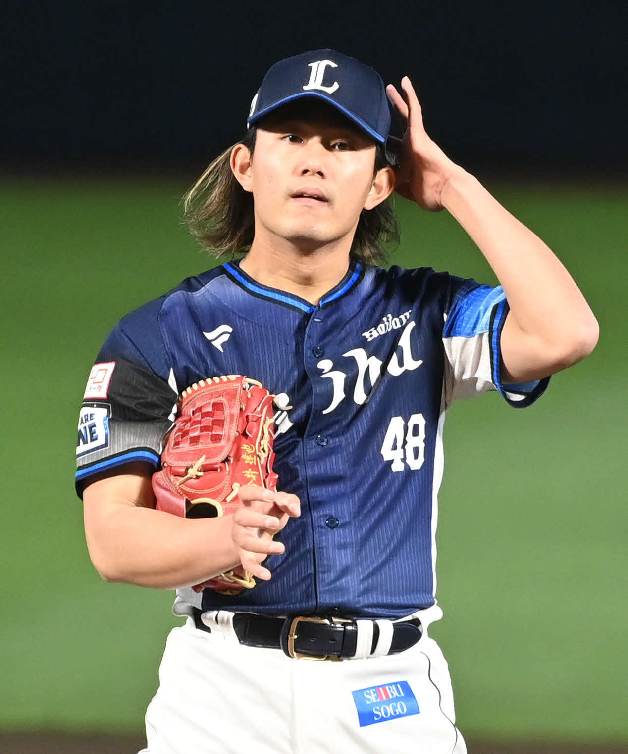 楽天対西武　西武先発の今井は投球の合間に髪をなでる（撮影・山崎安昭）