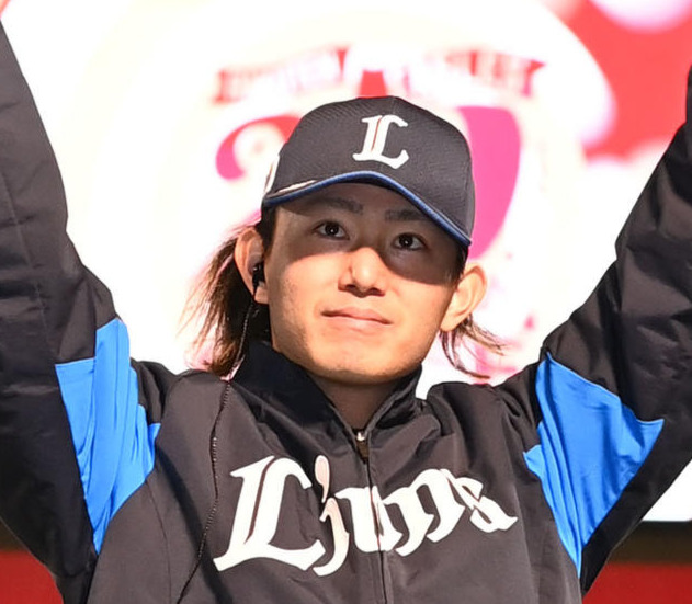 楽天対西武　開幕戦で勝利した西武今井は声援に応える（撮影・山崎安昭）