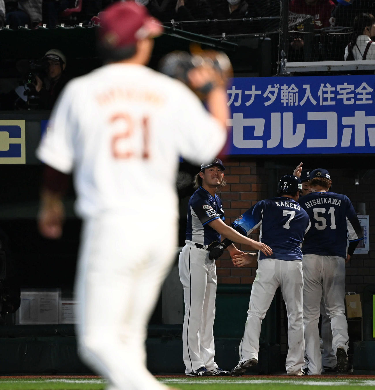 楽天対西武　8回表西武2死二塁、今井（後方左）は外崎の適時三塁打で生還した金子（同中央）を出迎える。手前は早川（撮影・山崎安昭）