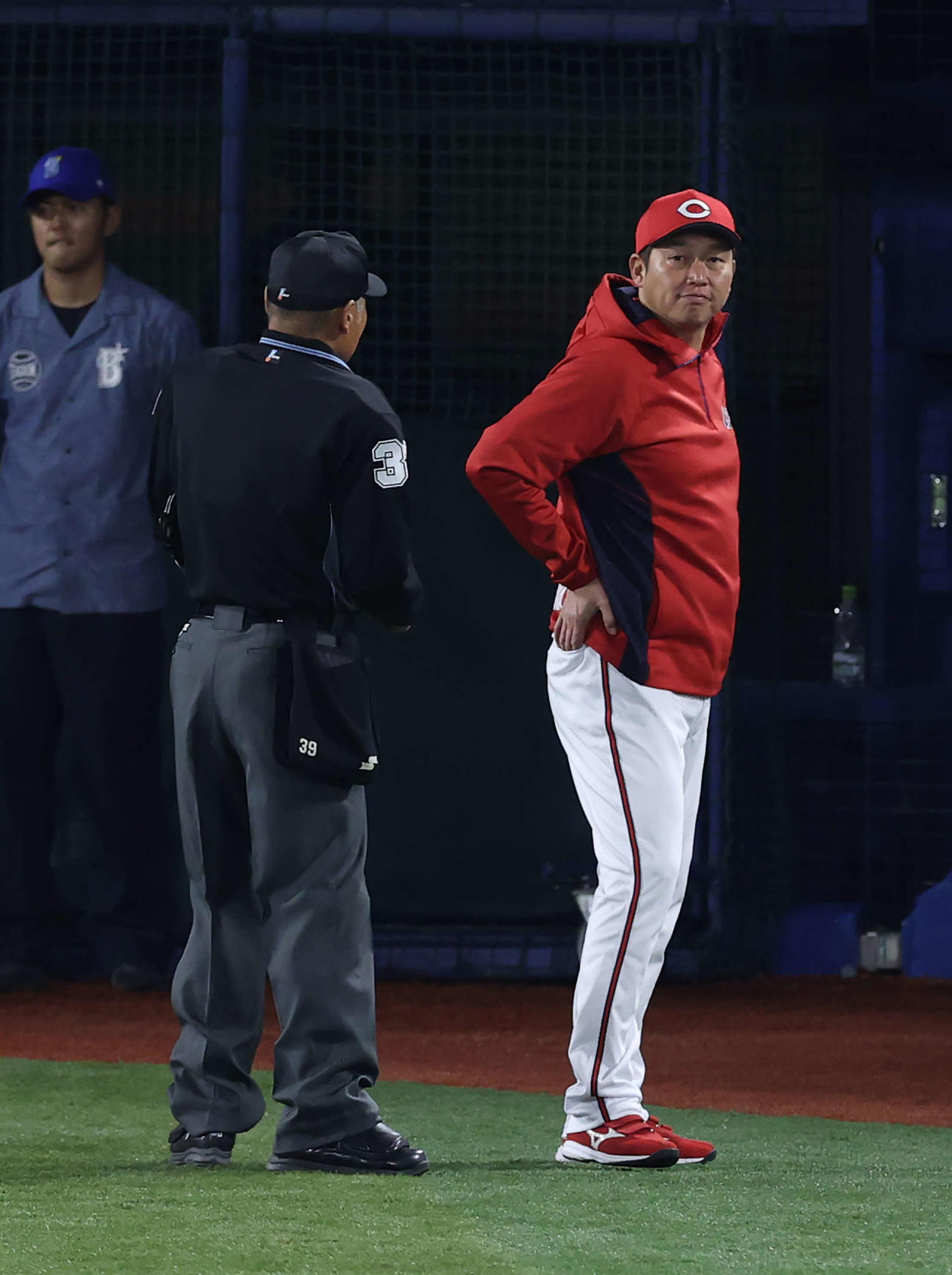 DeNA対広島　8回裏を前に選手交代を告げ、険しい表情を見せる広島新井監督（撮影・河野匠）