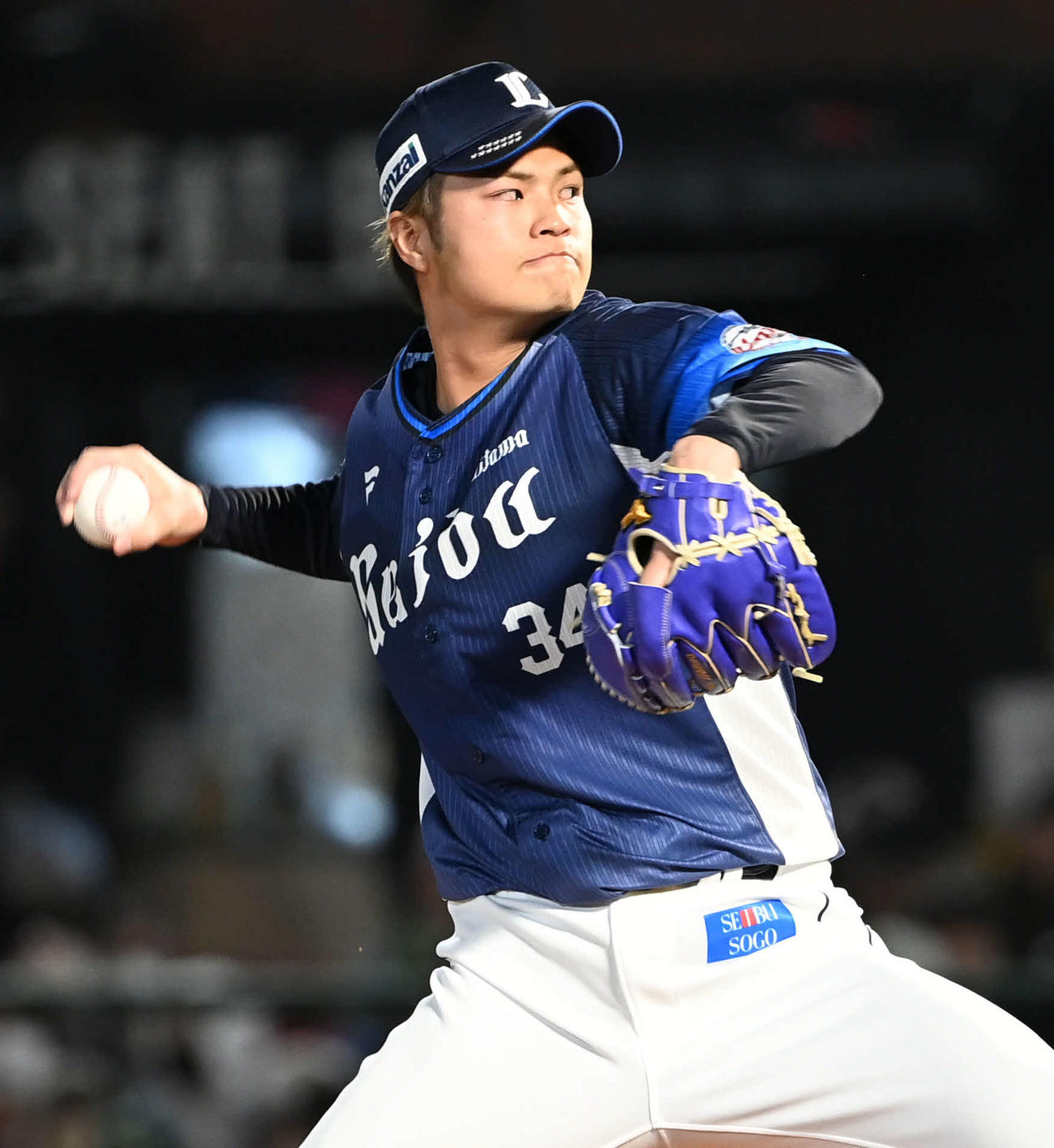 楽天対西武　西武2番手で登板する甲斐野（撮影・山崎安昭）