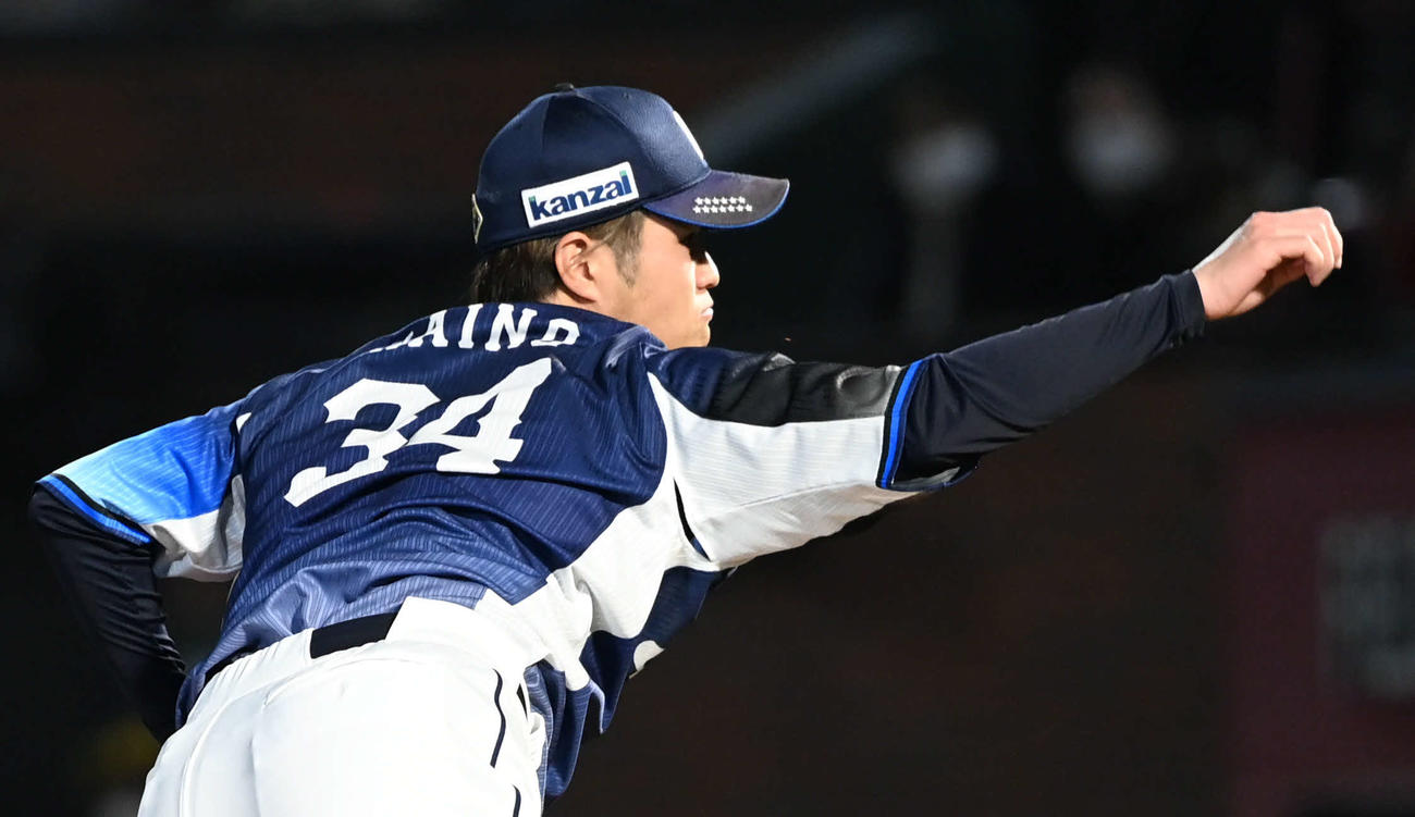 楽天対西武　西武2番手で登板する甲斐野（撮影・山崎安昭）