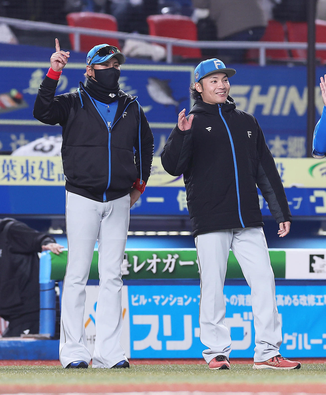ロッテ対日本ハム　開幕戦に勝利し笑顔を見せる日本ハムの新庄監督（左）と伊藤（撮影・足立雅史）